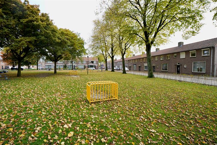 Bekijk foto 36 van Monseigneur Zwijsenstraat 2