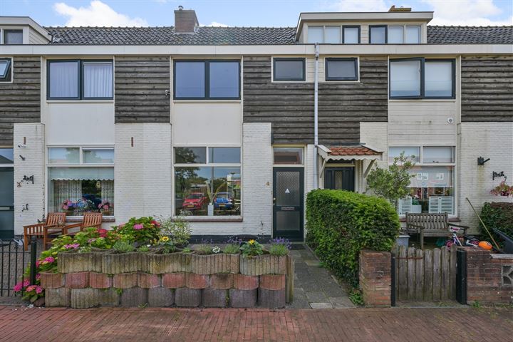 Bekijk foto 1 van De Ruijterstraat 4