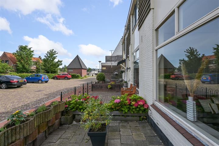 Bekijk foto 3 van De Ruijterstraat 4