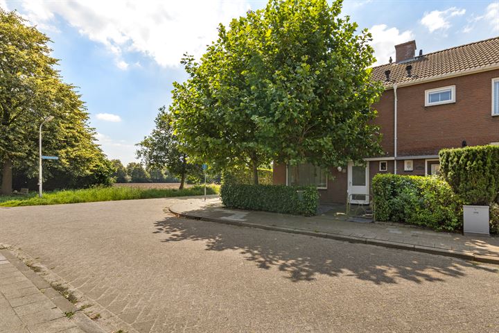 Bekijk foto 43 van Spoorstraat 17