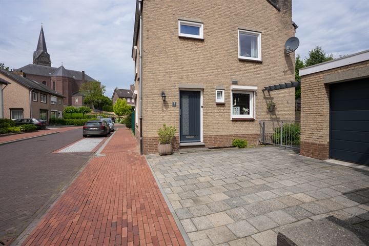 Bekijk foto 19 van Beatrixstraat 2