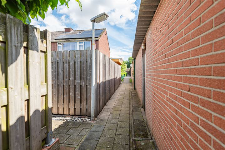 Bekijk foto 41 van Beatrixstraat 18