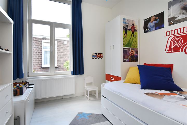 View photo 30 of Obrechtstraat 215