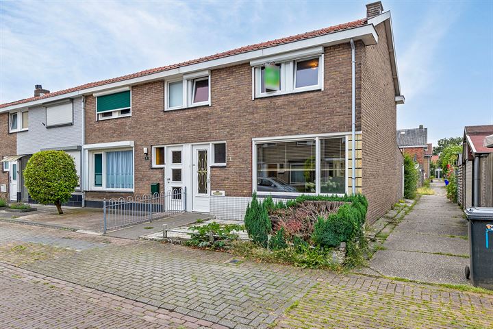 Bekijk foto 1 van Beatrixstraat 1