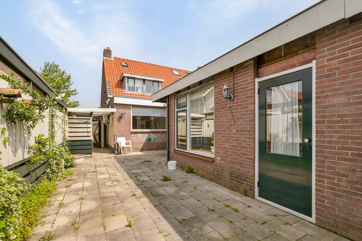 Bekijk foto 2 van Admiraal de Ruyterstraat 133