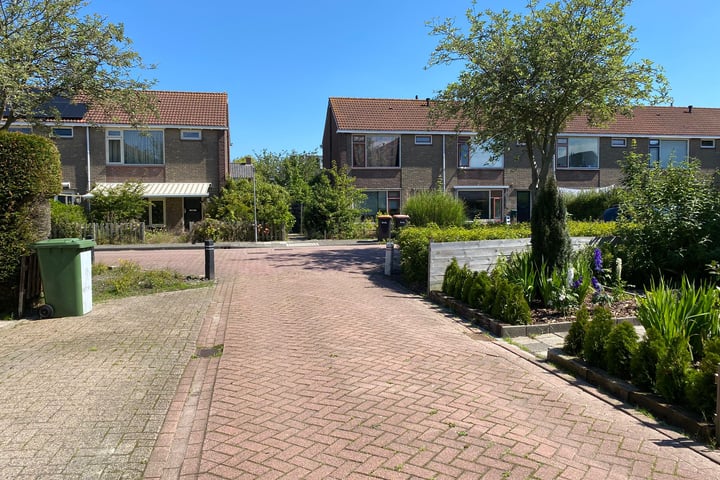 Bekijk foto 2 van Van Goghstraat 3