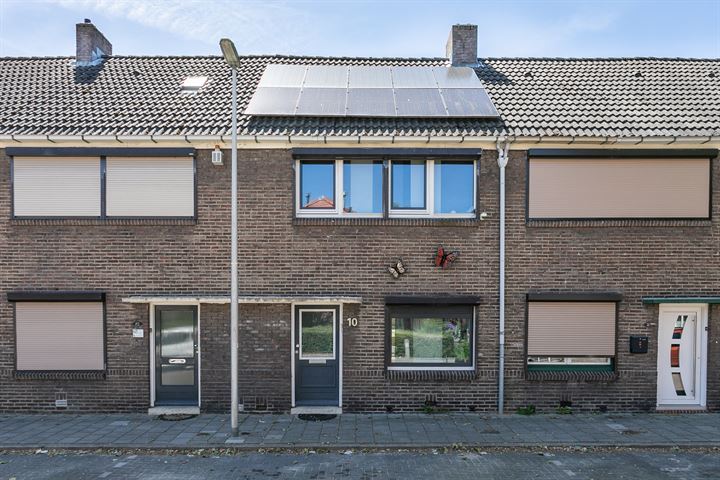 Bekijk foto 1 van Karel van den Oeverstraat 10