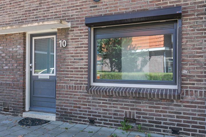 Bekijk foto 2 van Karel van den Oeverstraat 10