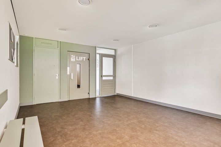 Photo 15 of Witte de Withstraat 69