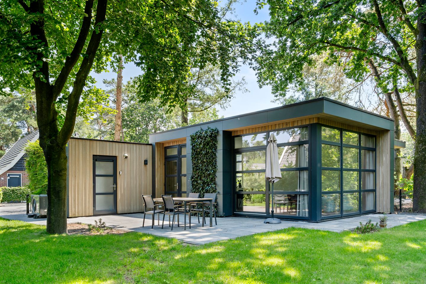 Foto 1 van Vijverlaan 1-PB44