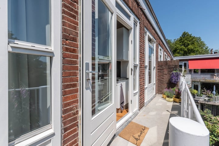 Bekijk foto 17 van Johannes van der Waalsstraat 74-2