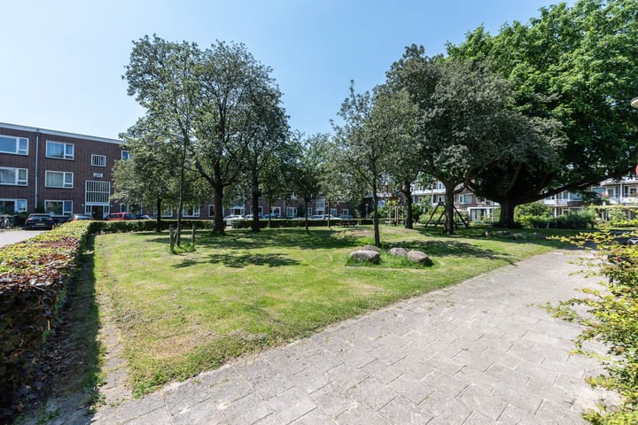 Bekijk foto 25 van Johannes van der Waalsstraat 74-2