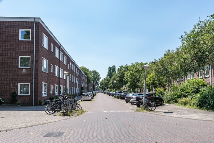 Bekijk foto 28 van Johannes van der Waalsstraat 74-2