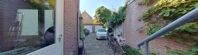 Bekijk 360° foto van Achterzijde en trap naar bovenwoning van Langeviele 59