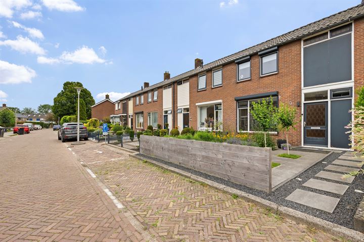 Bekijk foto 2 van van Limburg Stirumstraat 12