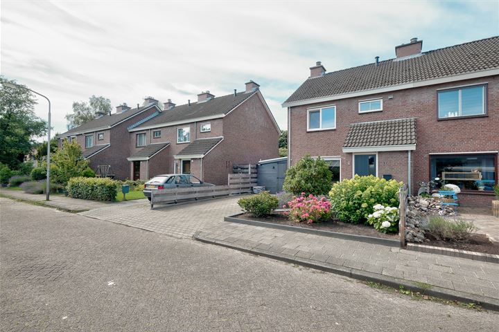 Bekijk foto 3 van Carry van Bruggenstraat 9