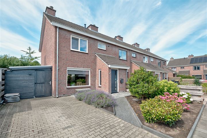 Bekijk foto 4 van Carry van Bruggenstraat 9