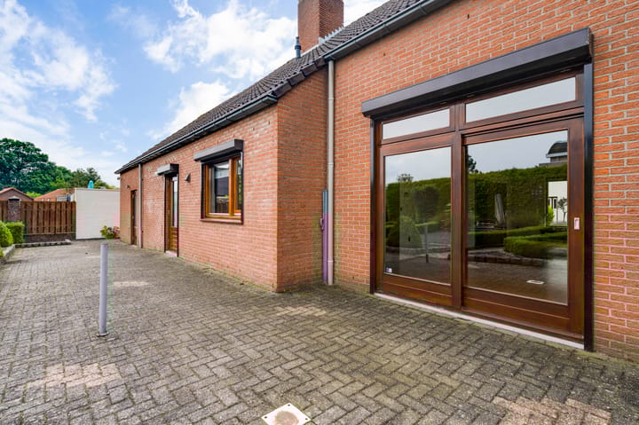 Photo 34 of Burgemeester Hoebersstraat 10