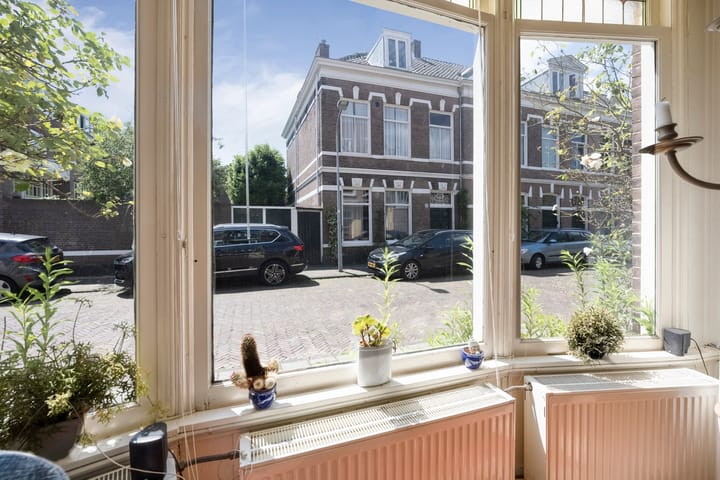 Photo 11 of Leeghwaterstraat 15