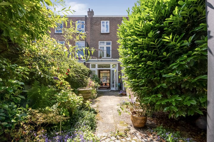 Photo 20 of Leeghwaterstraat 15