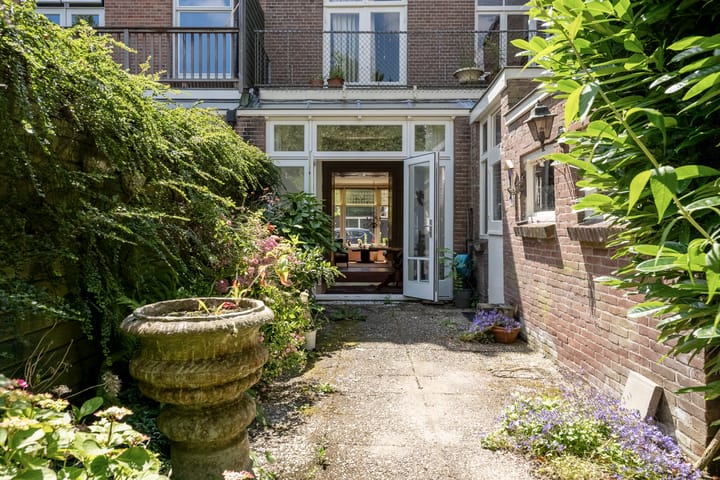 Photo 21 of Leeghwaterstraat 15