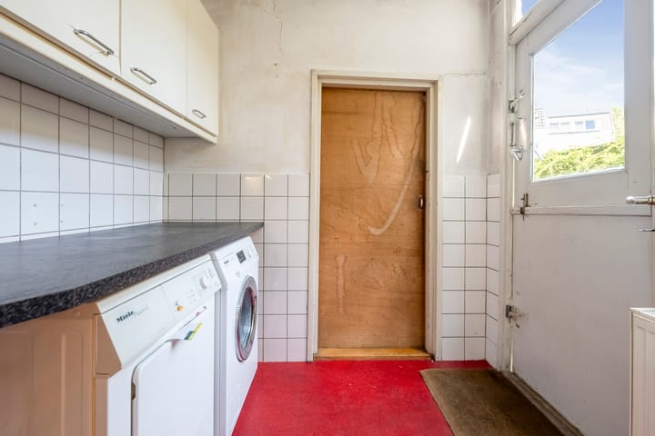 Photo 31 of Leeghwaterstraat 15