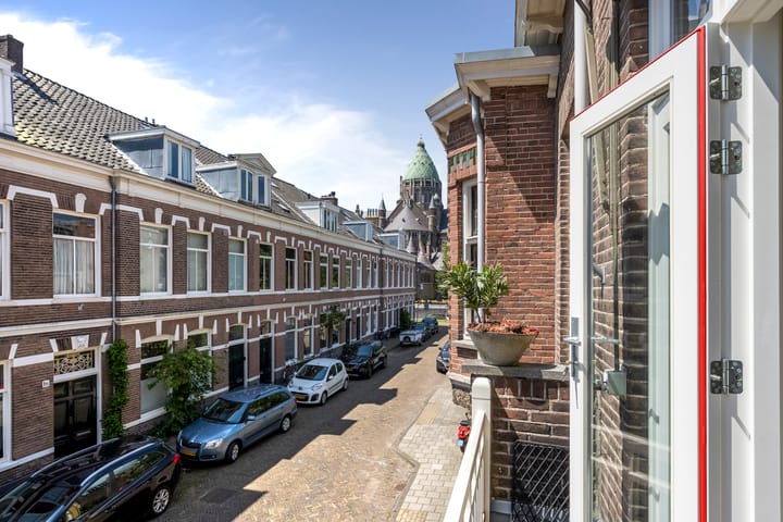 Photo 43 of Leeghwaterstraat 15