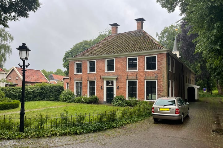 View photo 2 of Voorstraat 33