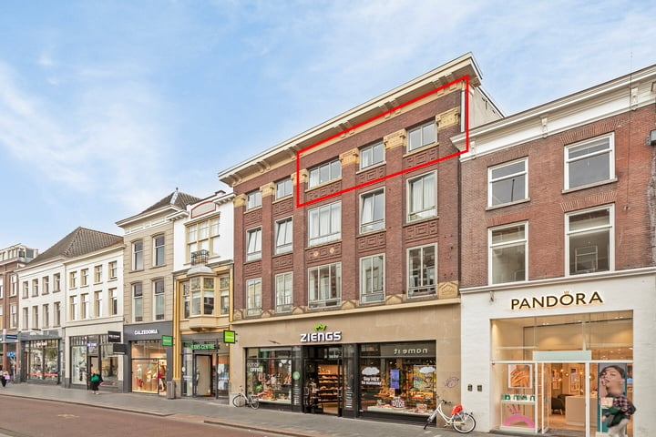 View photo 2 of Karrenstraat 45