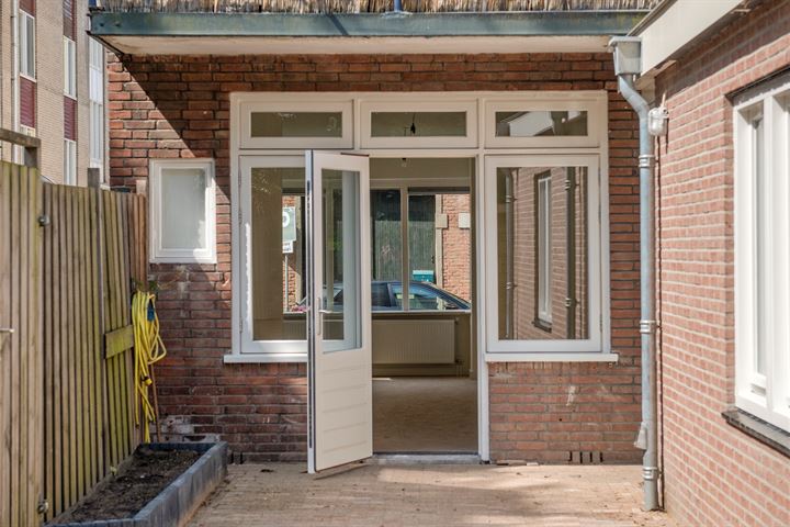 Bekijk foto 32 van Molenbeekstraat 25