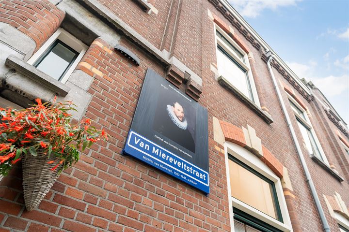 Bekijk foto 40 van Van Miereveltstraat 21