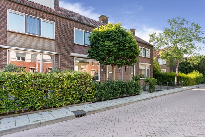 Bekijk foto 35 van Dr. A. de Haanstraat 7