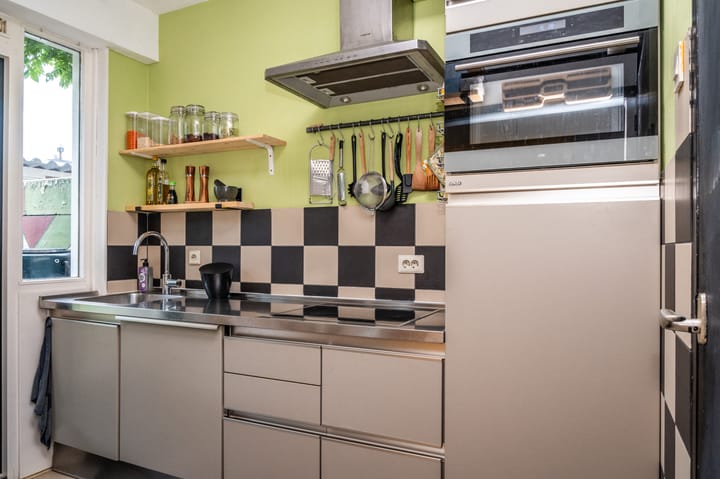 Photo 10 of van Limburg Stirumstraat 17