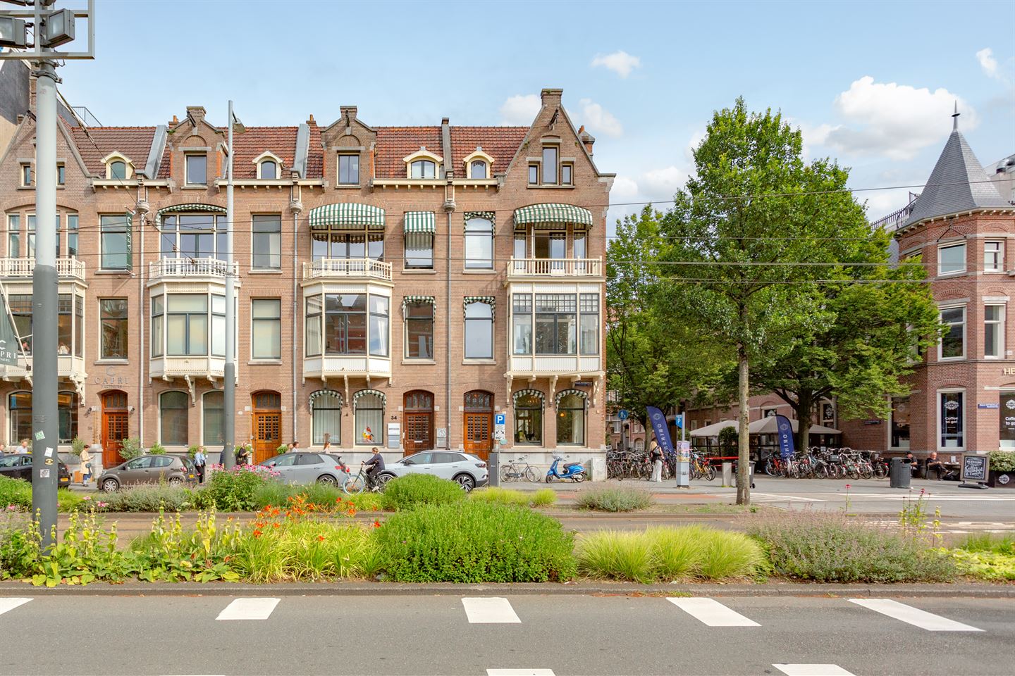 View photo 1 of Paulus Potterstraat 34