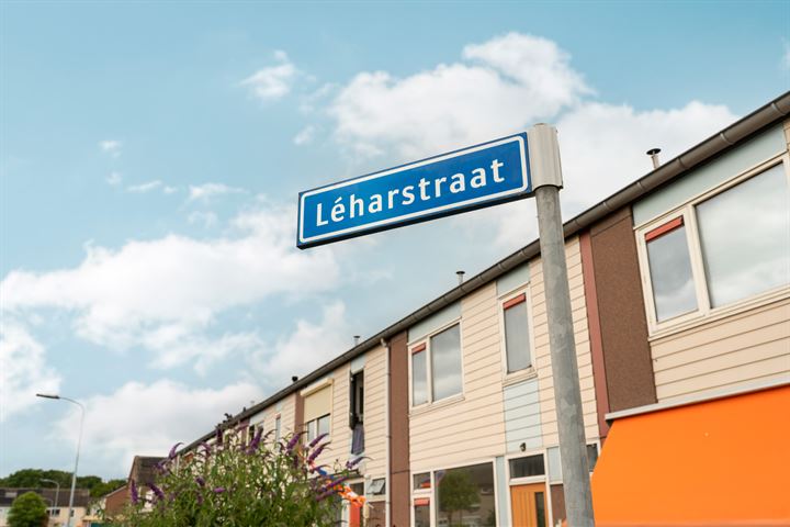 Bekijk foto 32 van Léharstraat 6