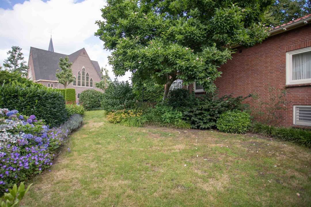 Foto 61 van Burgemeester J.C. van den Bergplein 2-A