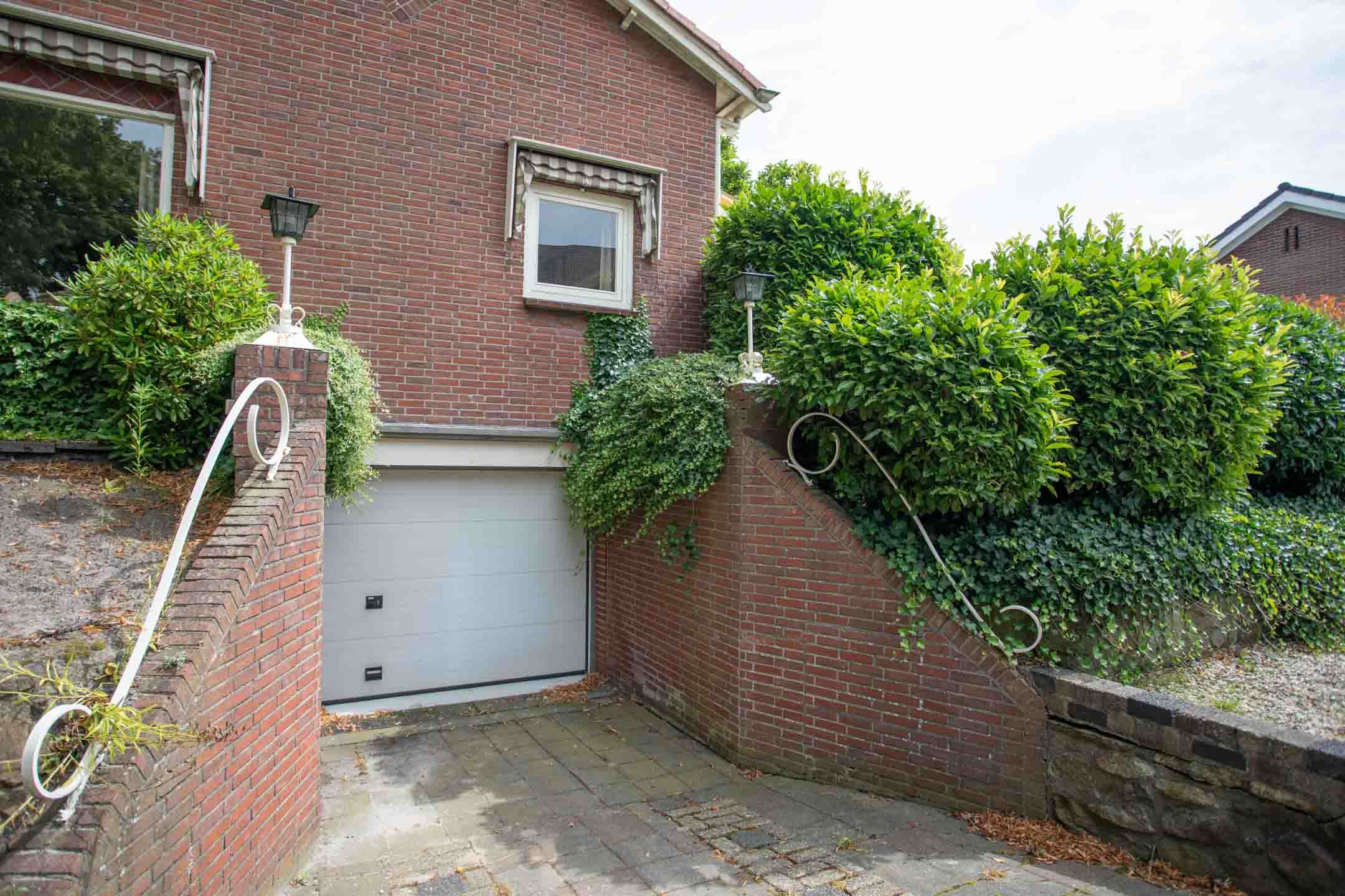 Foto 63 van Burgemeester J.C. van den Bergplein 2-A