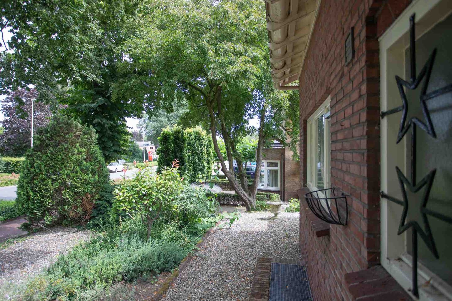 Foto 64 van Burgemeester J.C. van den Bergplein 2-A