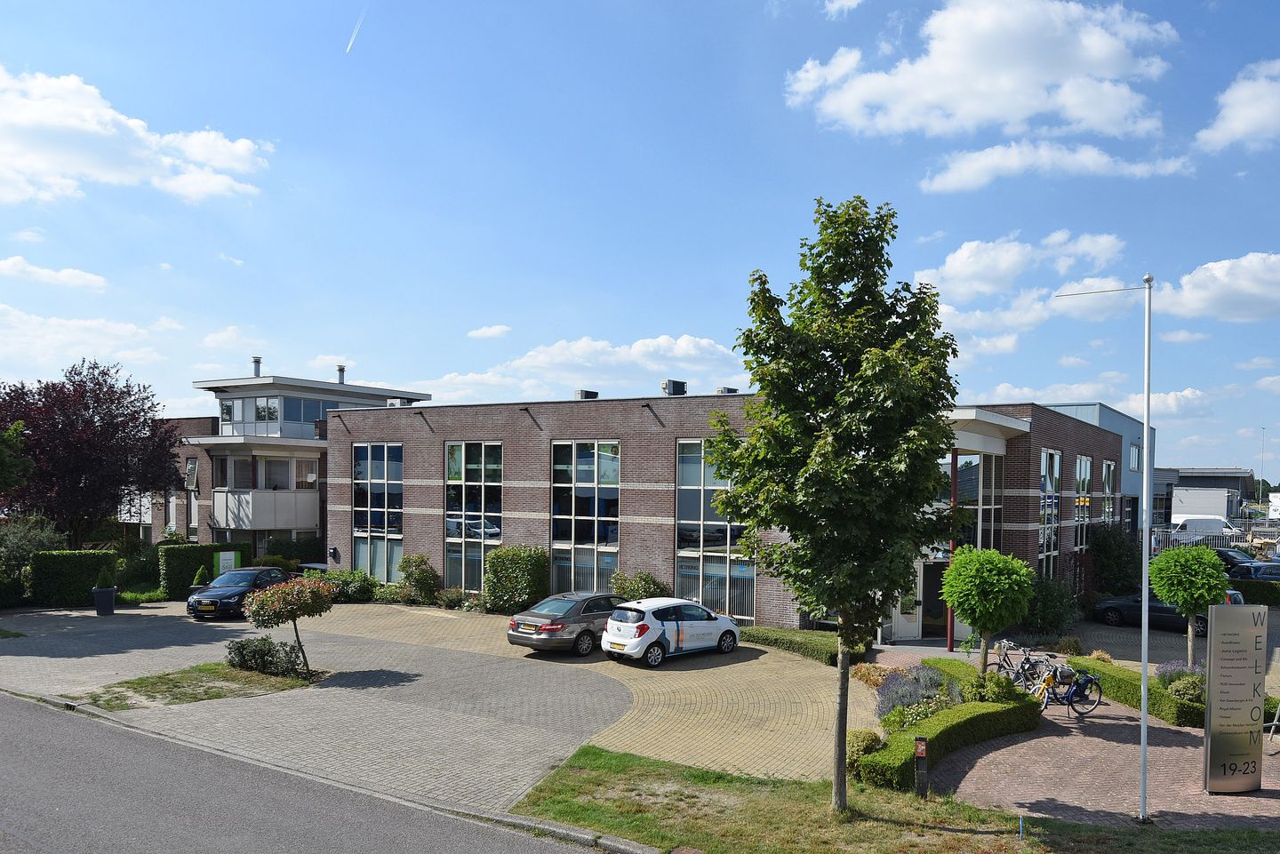 Bekijk foto 2 van Newtonstraat 19-23