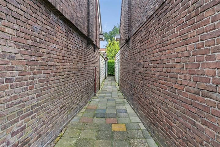 View photo 21 of Ubbo Emmiusstraat 30