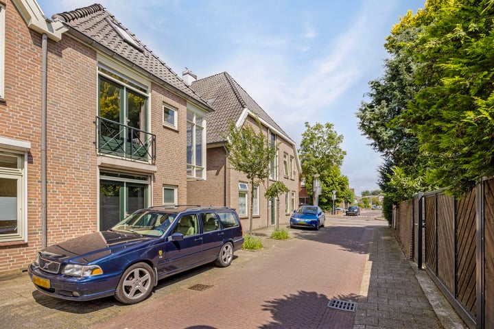 View photo 3 of Damstraat 13