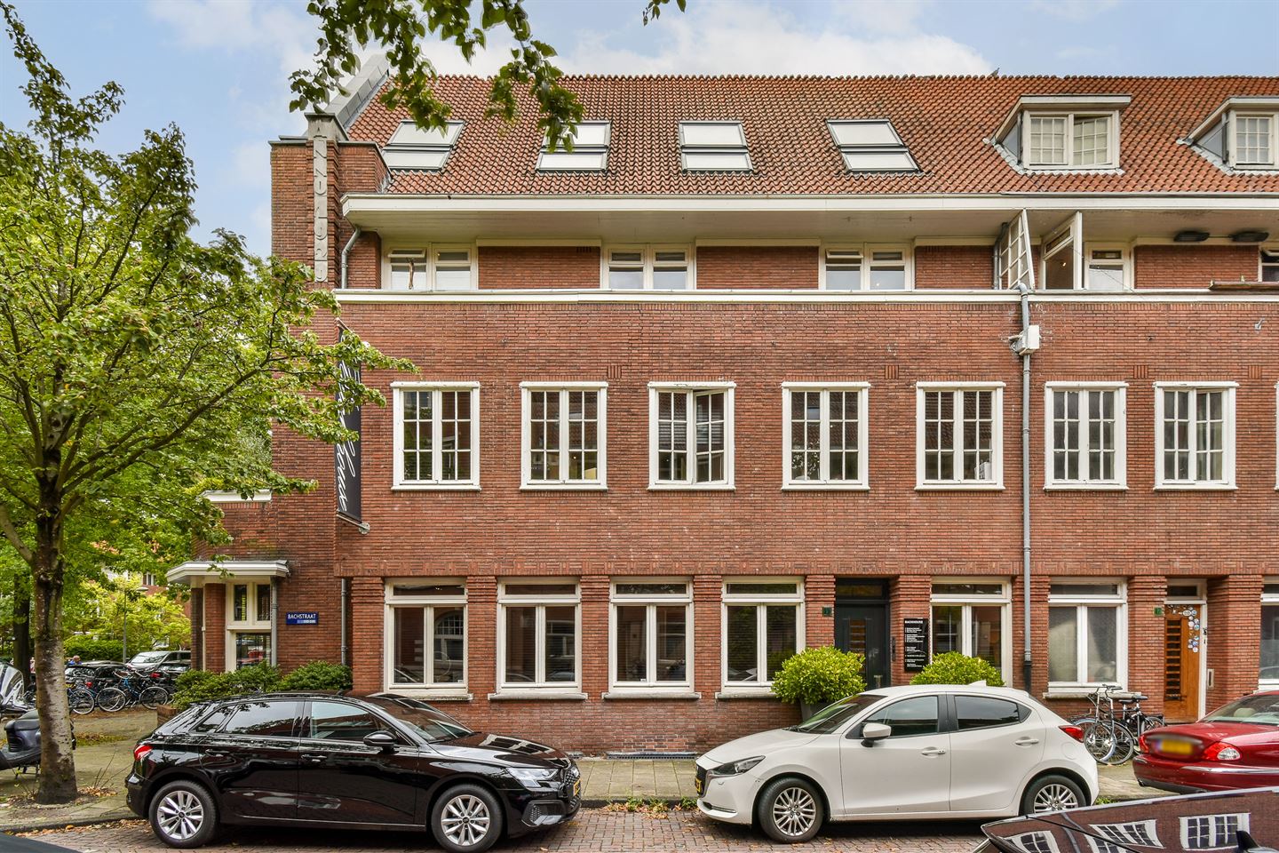 View photo 2 of Bachstraat 15