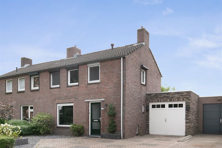 Bekijk foto 1 van Irenestraat 19