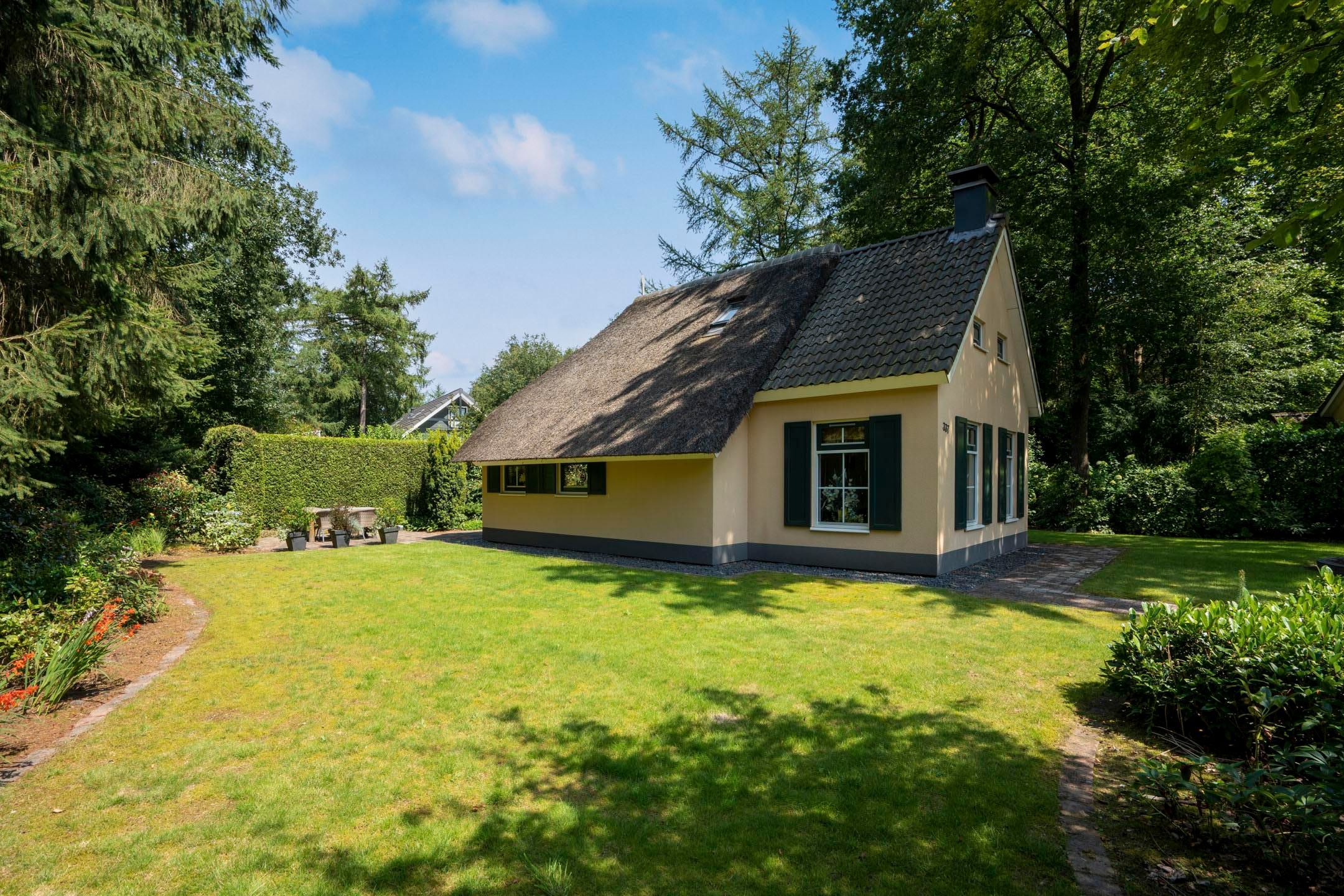 2-bedroom freehold villa in Hooghalen — photo 1 of 5
