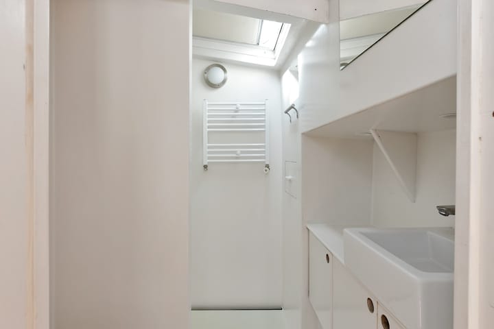 Photo 19 of Binnenkant 1-B