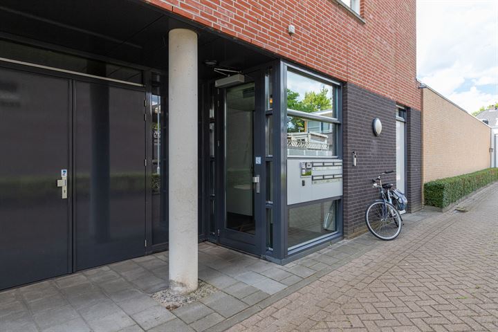 Bekijk foto 6 van Mathenessestraat 63-B3