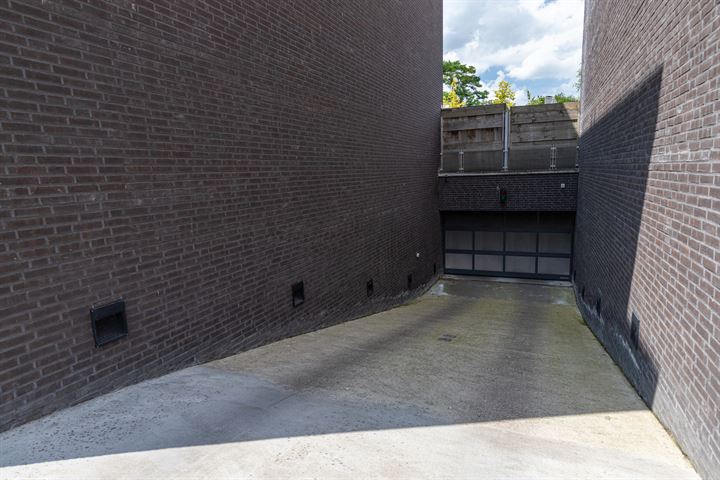 Bekijk foto 44 van Mathenessestraat 63-B3