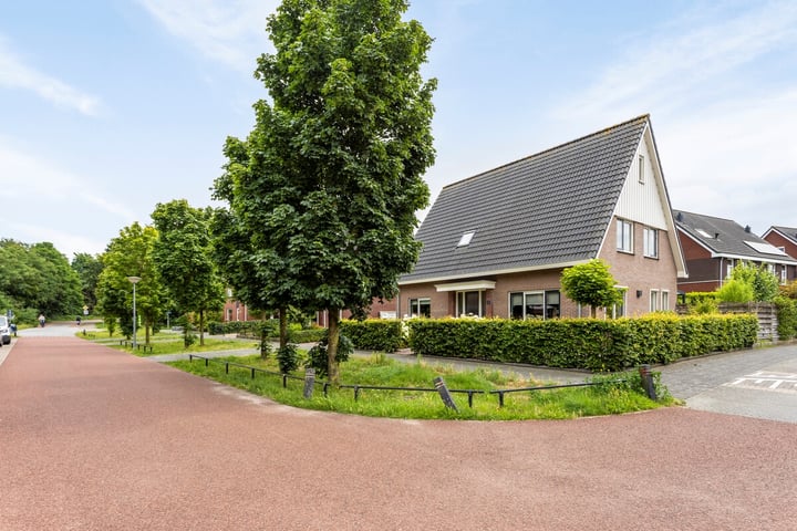 Bekijk foto 1 van Aagje Dekenlaan 4