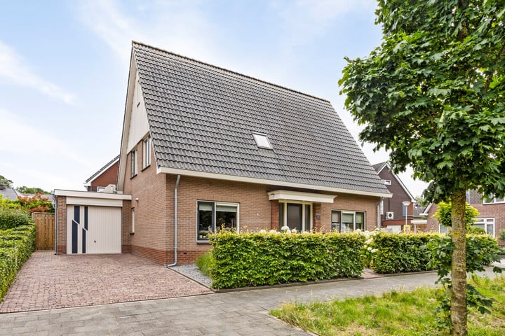Bekijk foto 2 van Aagje Dekenlaan 4