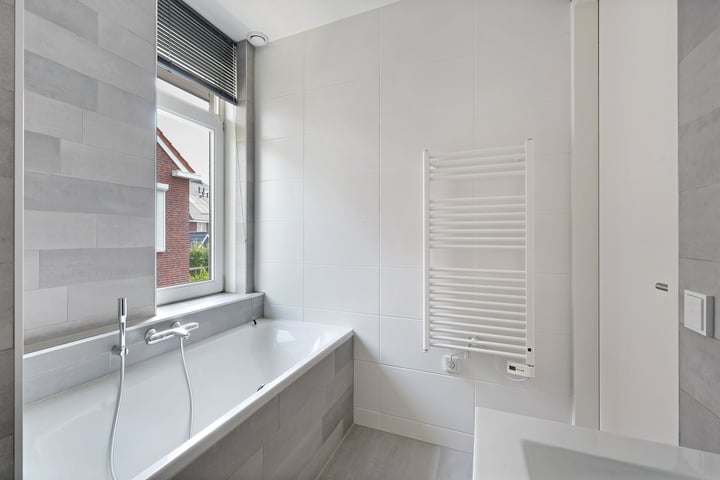 View photo 20 of Nina Simonestraat 24